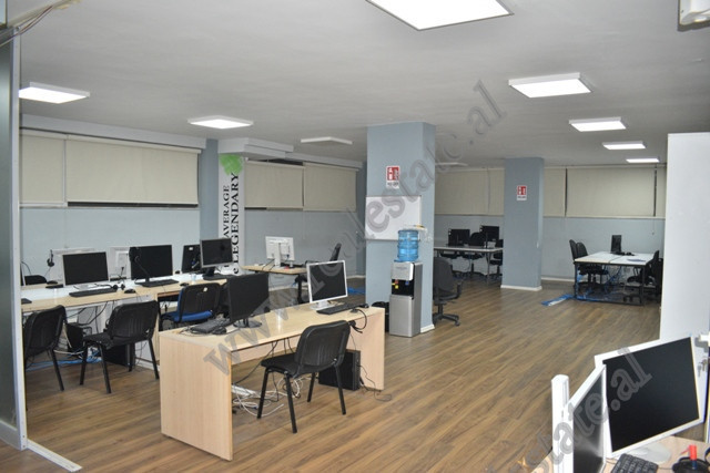 Zyre me qera ne rrugen Muhamet Gjollesha ne Tirane prane Ring Center.

Ndodhet ne katin e 2-te te 